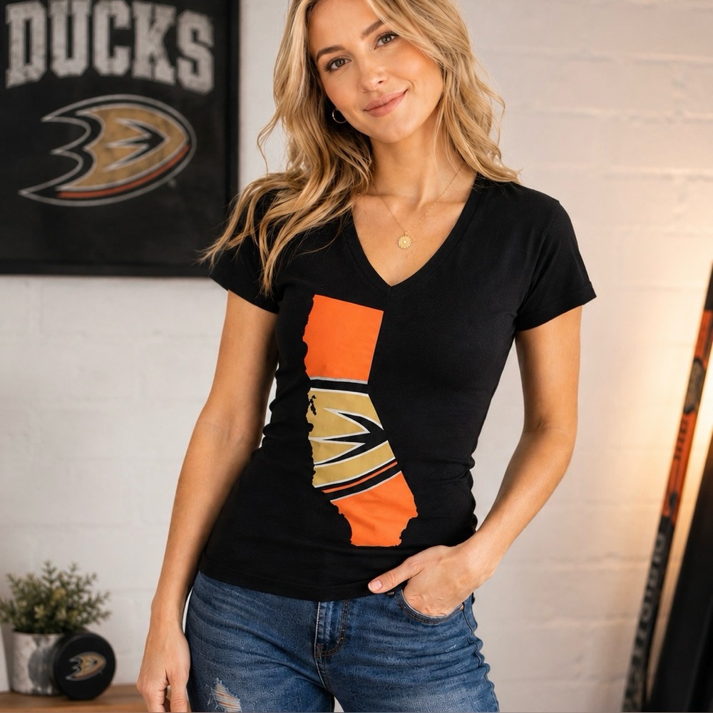 California Anaheim Ducks Hockey Womens Medium Short Sleeve V neck NHL Tee shirt